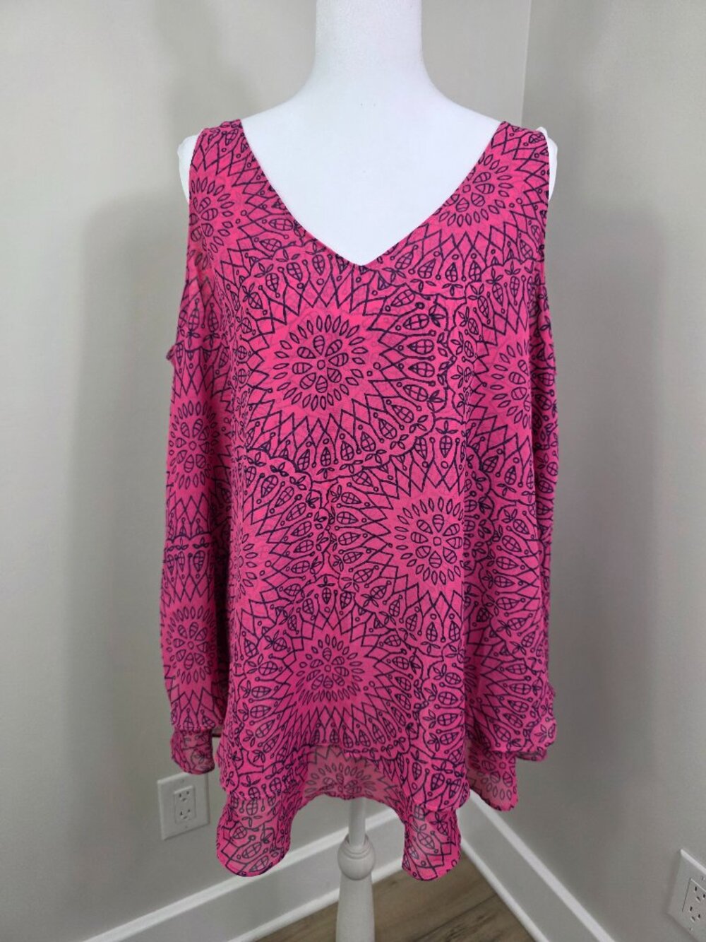 Lane Bryant Sleeveless Blouse Size 14 Pink with Navy Geometric Pattern V Neck